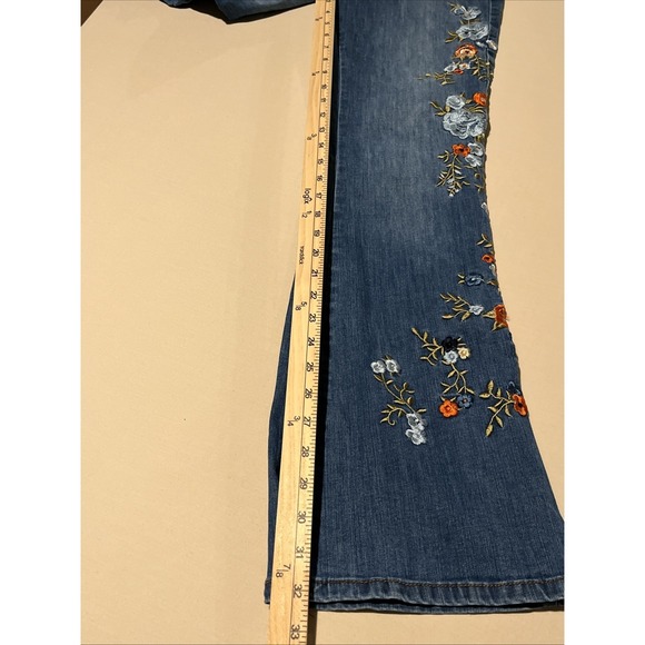9th & Main Women's Light Blue Distressed Floral Embroidered Flare Jeans Size 8 - Picture 12 of 12